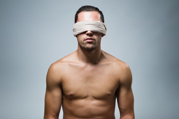 Homme soumis avec les yeux bandés