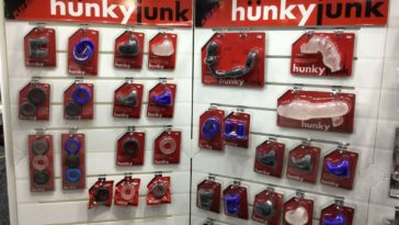 Sextoys Hünkyjunk dans un sex shop gay