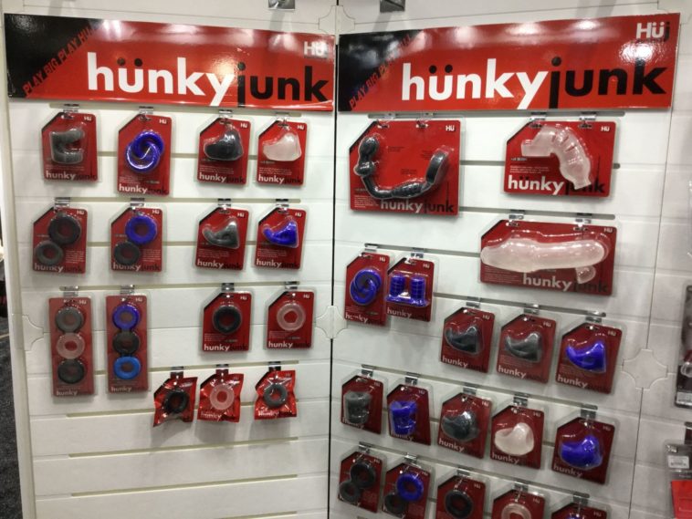 Sextoys Hünkyjunk dans un sex shop gay